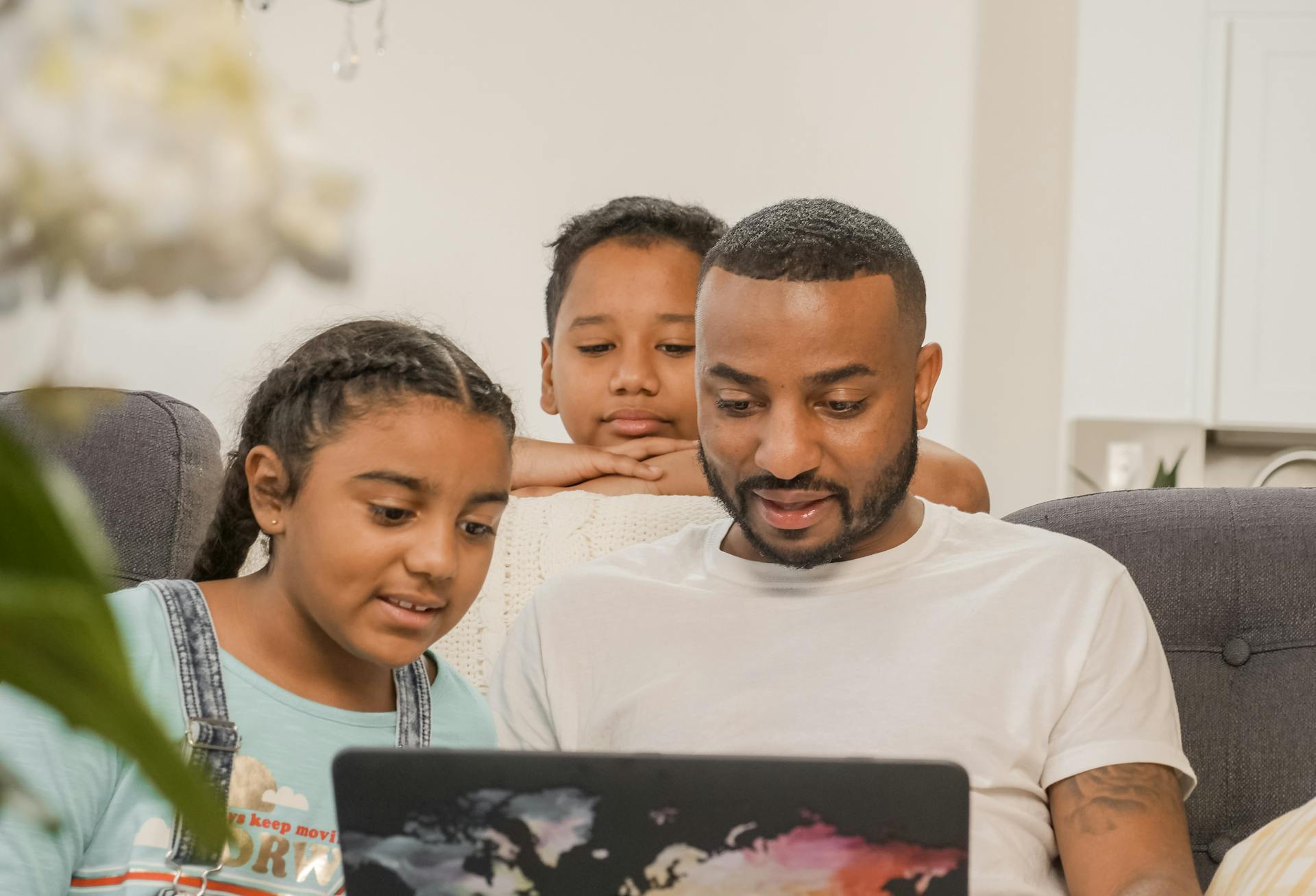 Is Screen Time Affecting Your Vision? Here’s How to Stay Safe.
